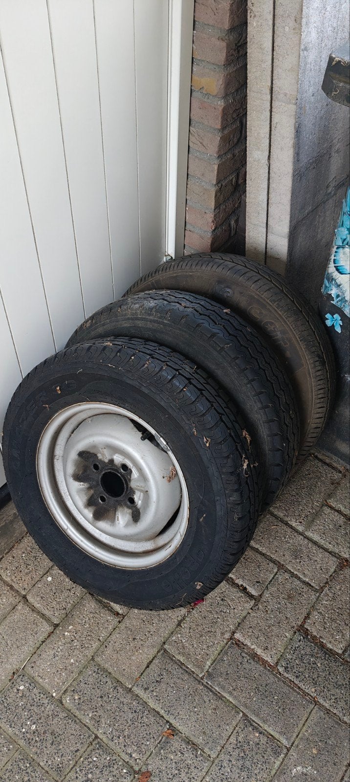 3 banden met velgen 13 inch 155/80 R13 79T (2x 2011, 1x 2008, Ophalen