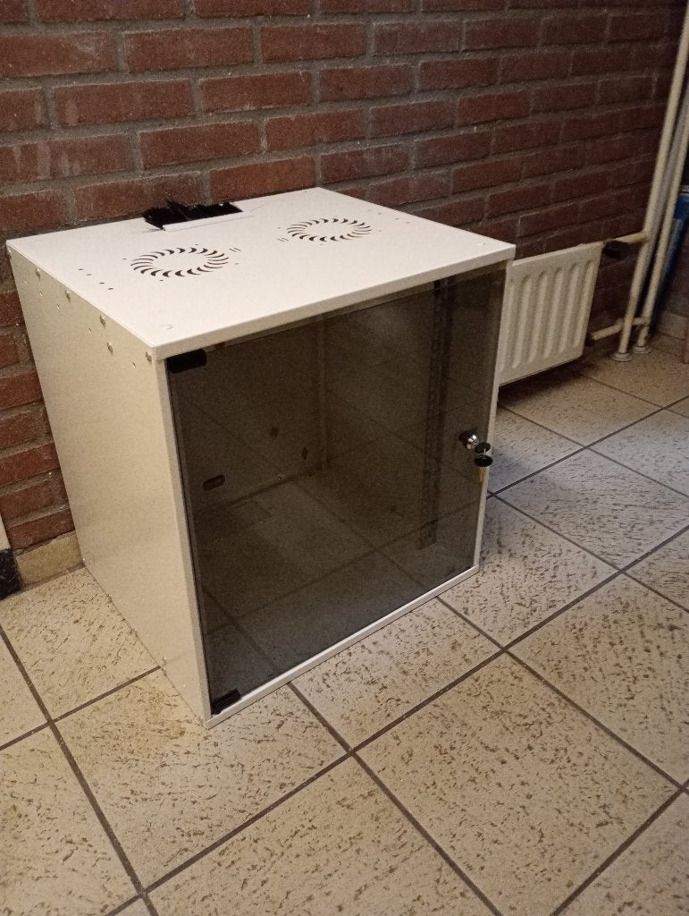 Patchkast voor vloer of wandmontage, Computers en Software, Ophalen, Zo goed als nieuw, Glas, Plaatstaal