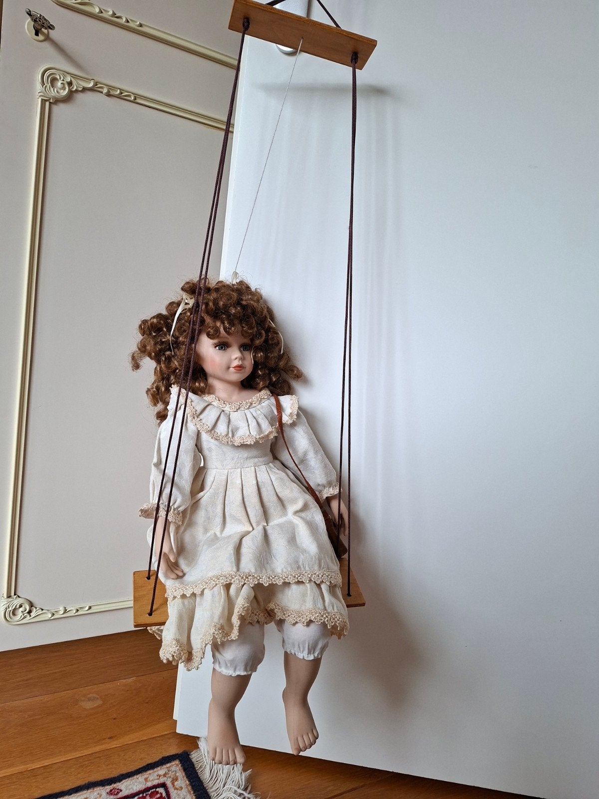 Vintage porseleinen pop op schommel, decoratief, Ophalen of Verzenden, Zo goed als nieuw, Pop