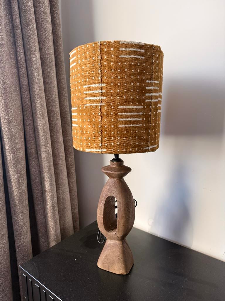 Tafellamp met houten voet en kap van Afrikaanse modderdoek, Huis en Inrichting, Lampen | Tafellampen, Ophalen of Verzenden, Nieuw