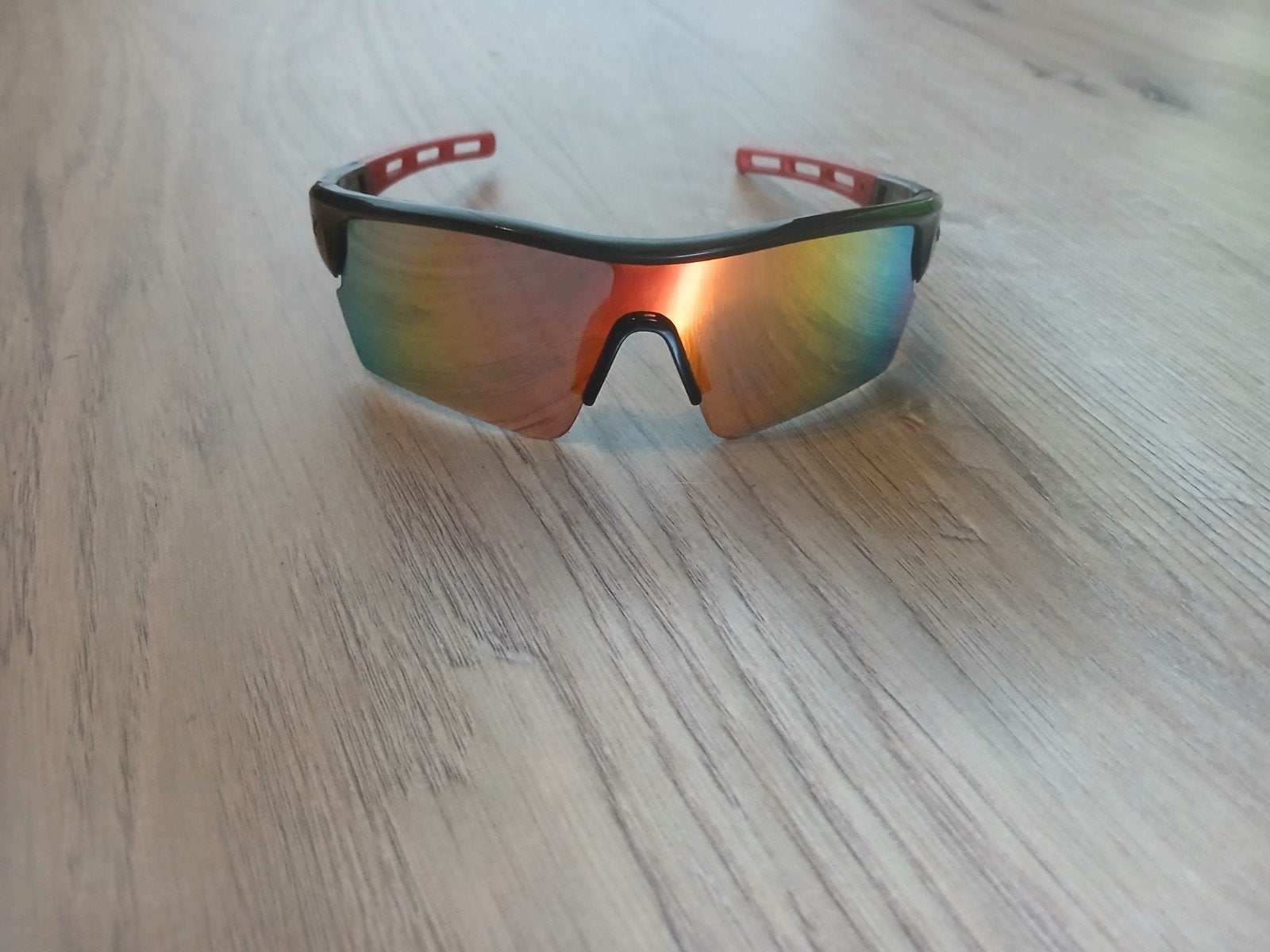 Sportieve zonnebril met rode accenten en UV-bescherming, Overige merken, Gebruikt, Zonnebril, Zwart