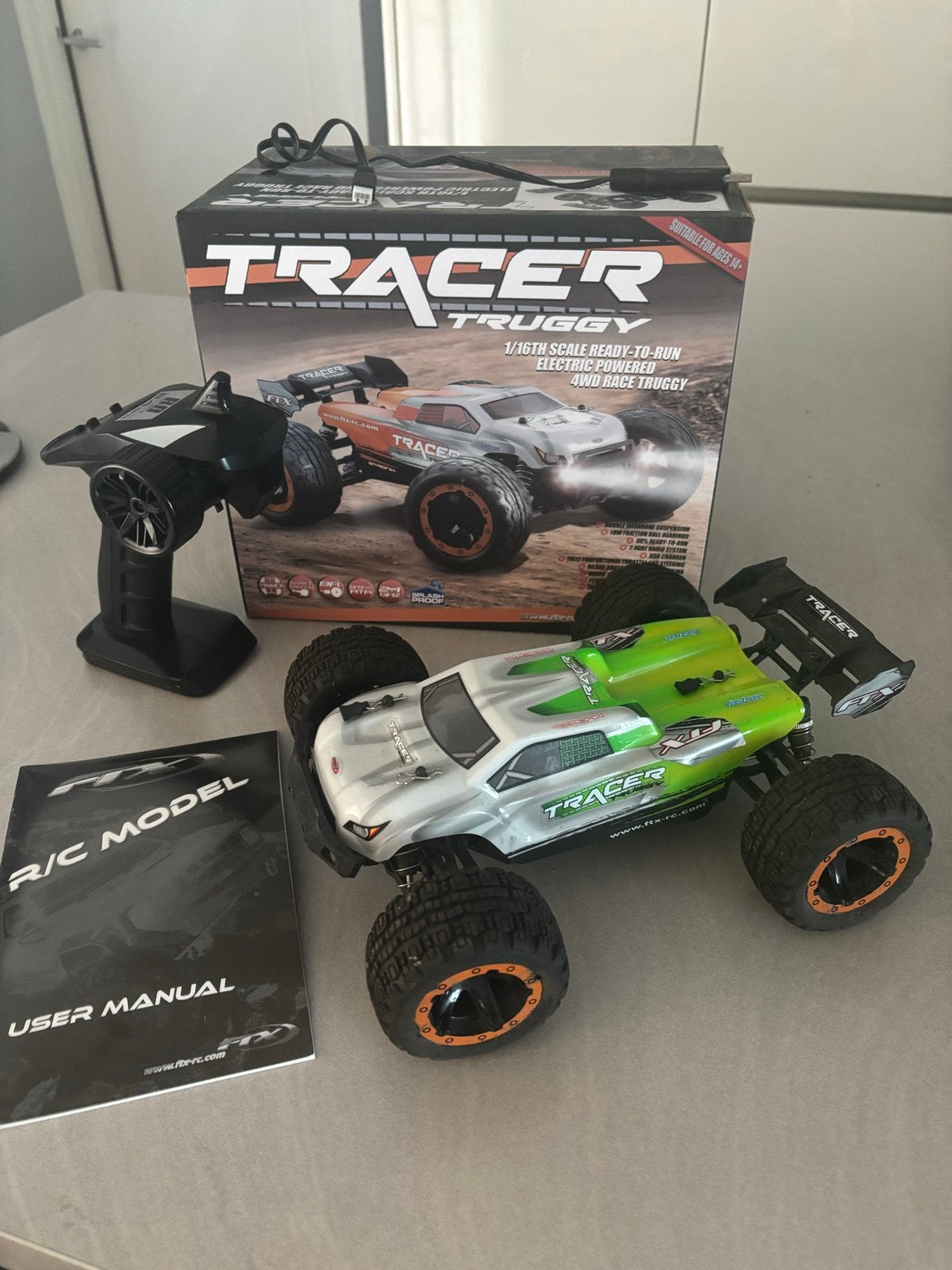 Afstandsbestuurbare auto op batterij. “Tracer, truggy”, Ophalen of Verzenden, Gebruikt, Overige schalen