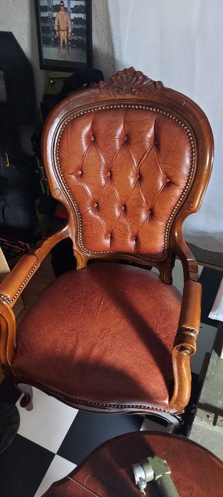 Antieke fauteuil leer gecapitonneerd, Ophalen, Zo goed als nieuw, 50 tot 75 cm, Hout