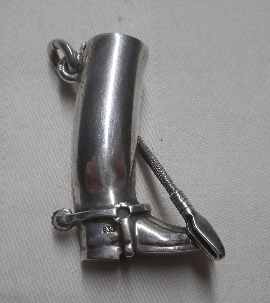 Zilveren vintage hanger paard rijlaars met zweep nr.419, Verzenden, Zo goed als nieuw, Zilver, Zilver