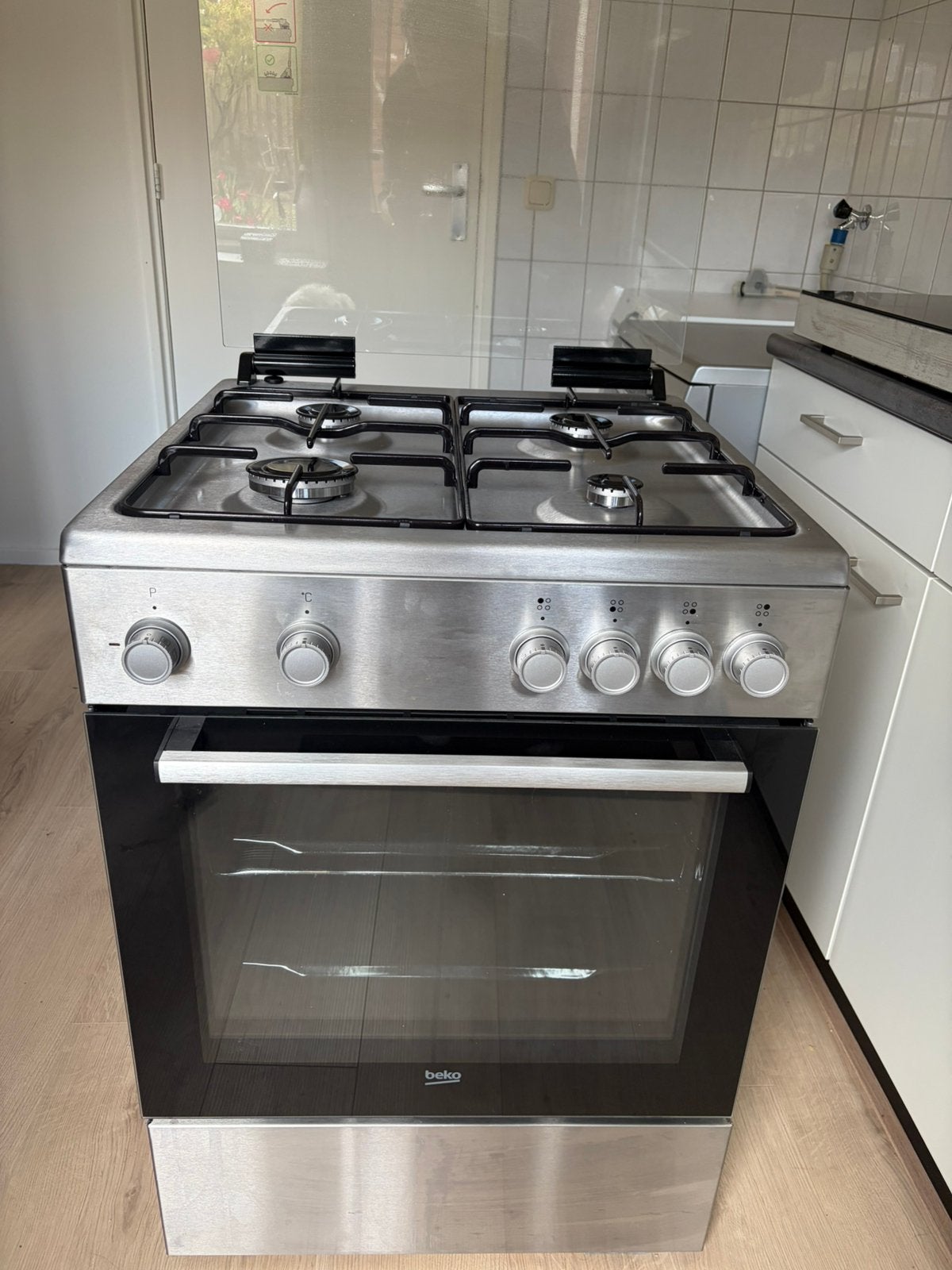 Gasfornuis met oven, Witgoed en Apparatuur, Fornuizen, Ophalen, 4 kookzones, Zo goed als nieuw, Gas