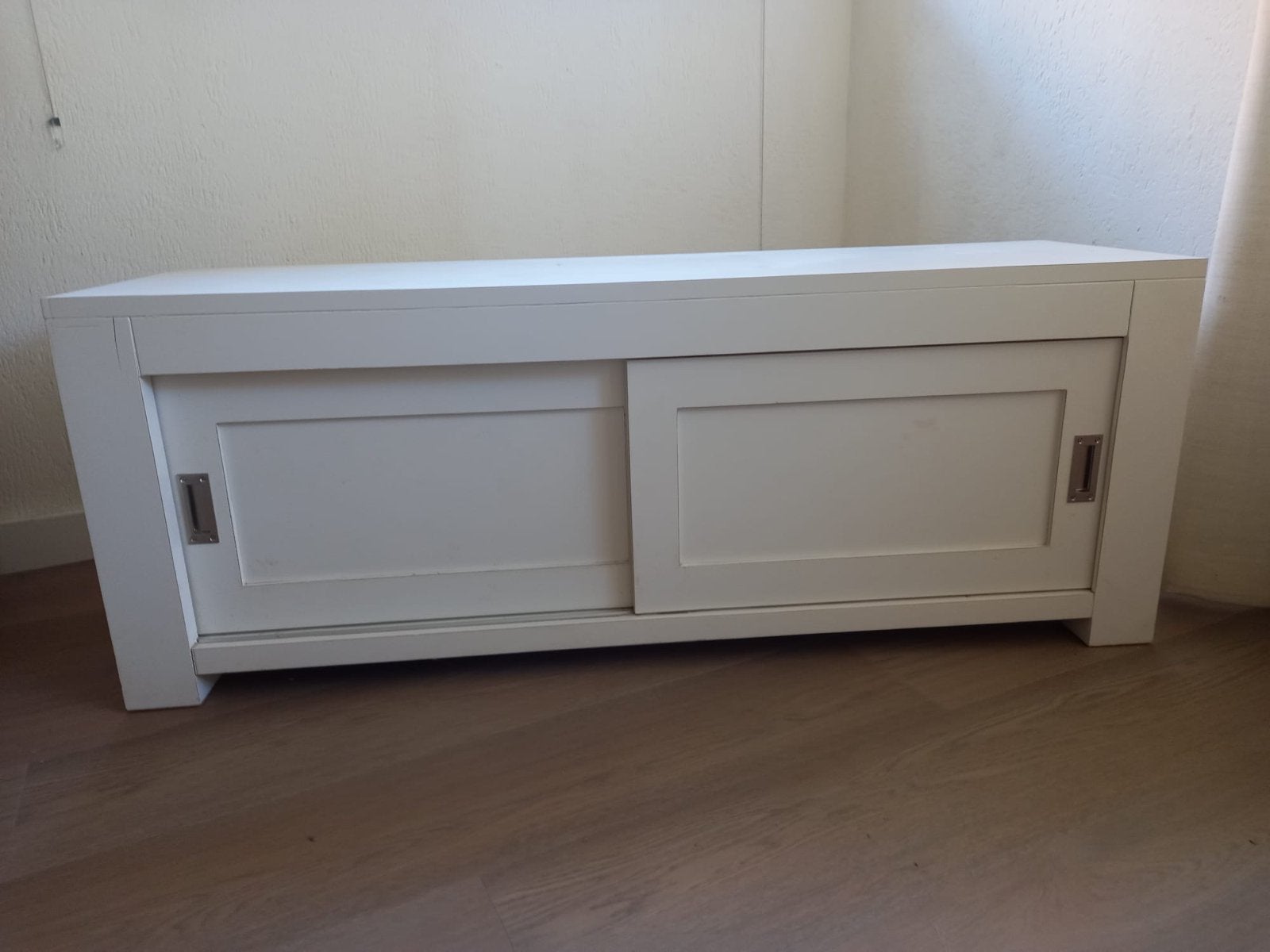 Witte tv-meubel met schuifdeuren, Huis en Inrichting, Ophalen, Gebruikt, 100 tot 150 cm, Minder dan 100 cm