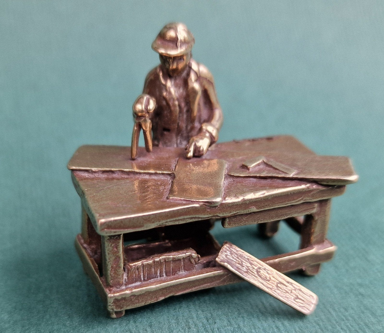 Massief bronzen miniatuur meubelmaker jaren '90, Ophalen of Verzenden, Nieuw, Mens