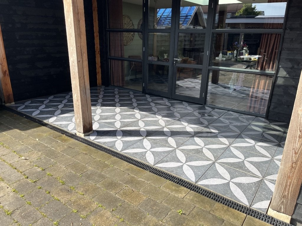 Terrastegels 60x60 cm bloem antraciet - 42 stuks, Tuin en Terras, Tegels en Klinkers, Ophalen, Keramiek, Zo goed als nieuw, 10 m² of meer