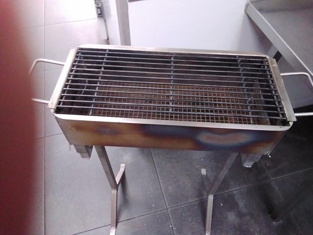 RVS Houtskool Barbecue 1 keer gebruikt, Tuin en Terras, Houtskoolbarbecues, Ophalen of Verzenden, Zo goed als nieuw