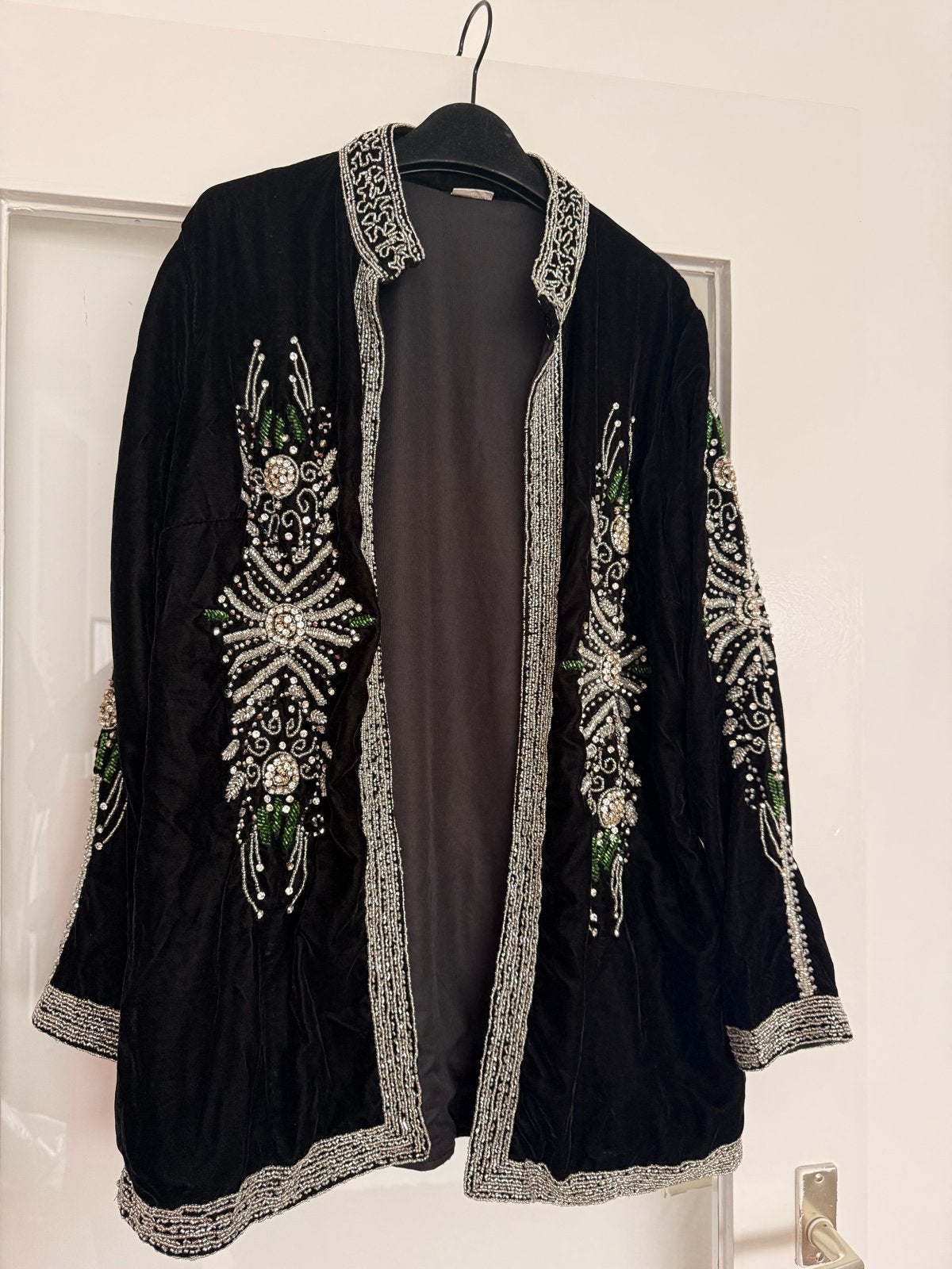 Zwart fluwelen jasje met kralen en borduursels | feestjurk, Maat 38/40 (M), Verzenden, Zwart, Zo goed als nieuw