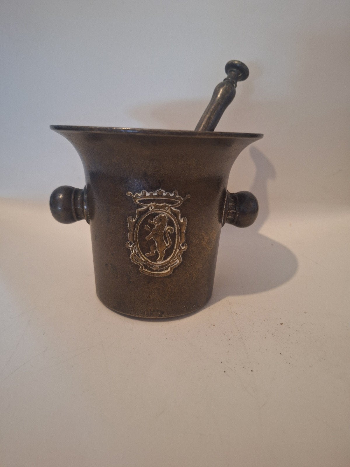 Antieke vijzel met stamper, brons, met wapenschild, Ophalen of Verzenden