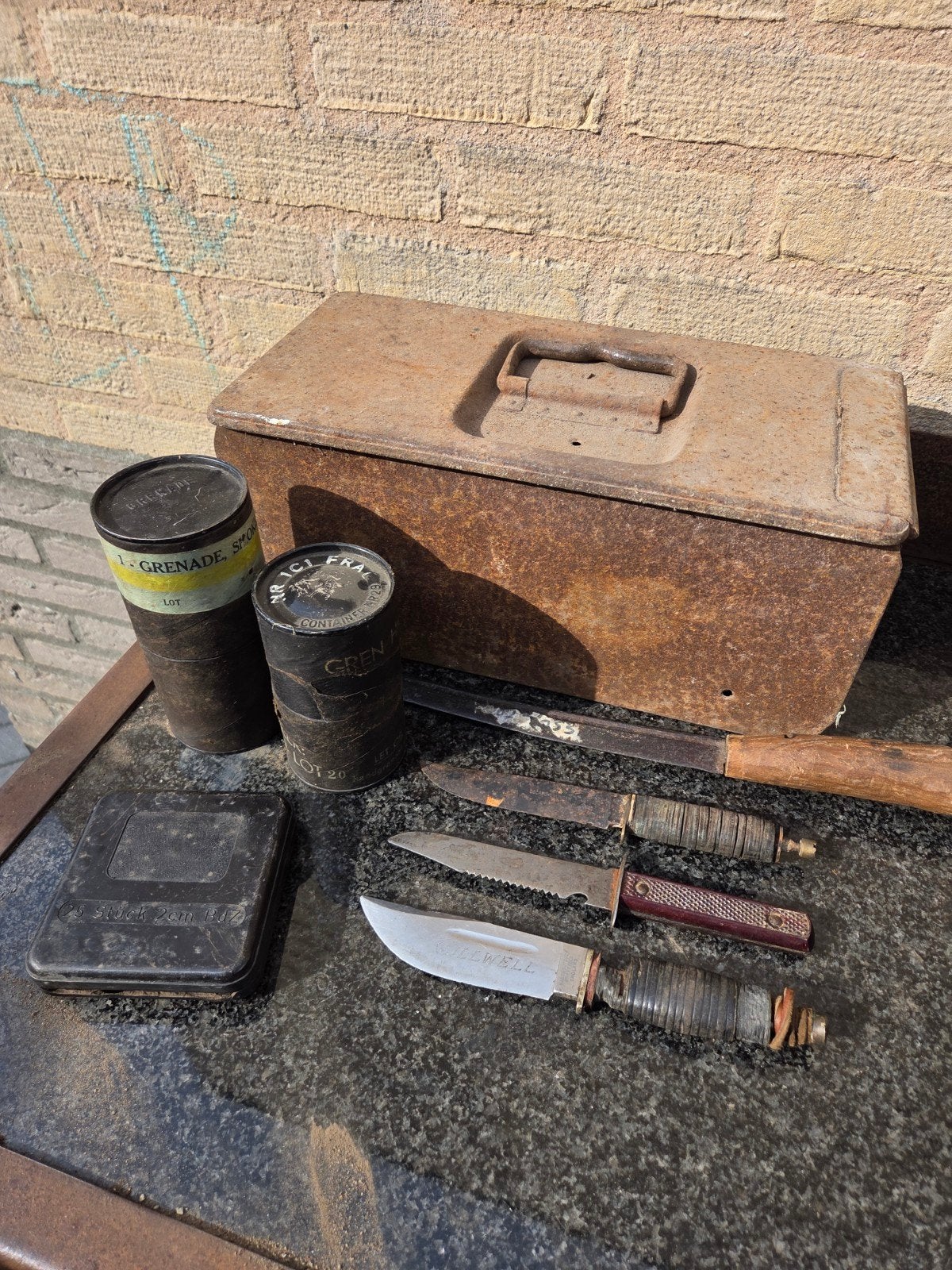 Lotje diverse militaria: munitiekist, kokers en messen, Ophalen