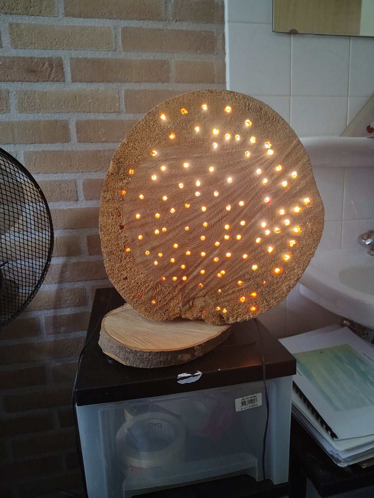 Unieke houten schijf lamp met sfeervolle LED-verlichting, Ophalen of Verzenden, Zo goed als nieuw, Hout, Overige kleuren