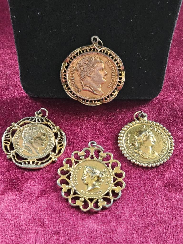 4 Vintage Kettinghangers met Munten: Napoleon & Victoria, Ophalen of Verzenden
