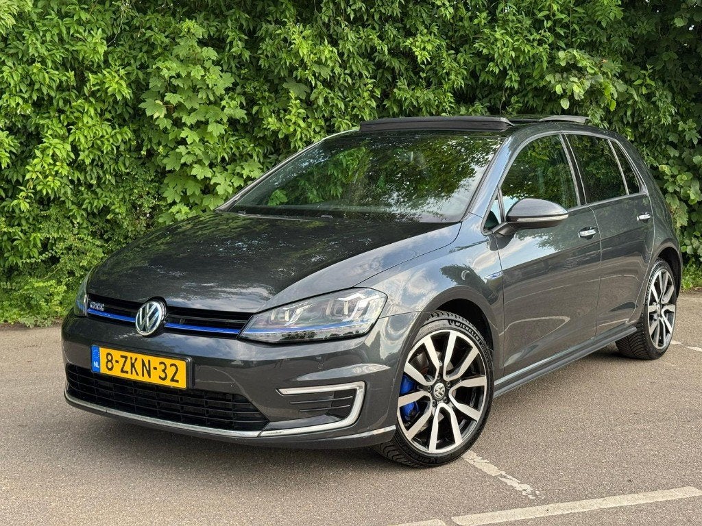 Volkswagen Golf GTE Panorama Leder Camera BOVAG Michelin, 4 cilinders, 1395 cc, 84 €/maand, 1500 kg