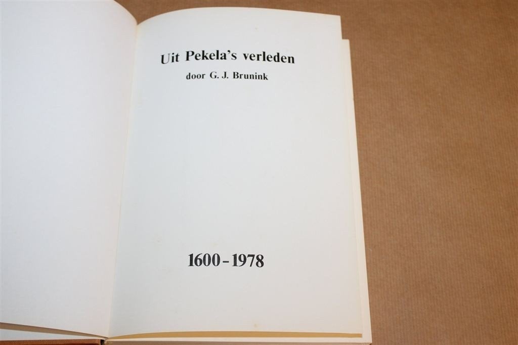 Uit Pekela\'s verleden, 1600-1978 — Brunink, Veel oude foto\, Boeken, Ophalen of Verzenden, Gelezen