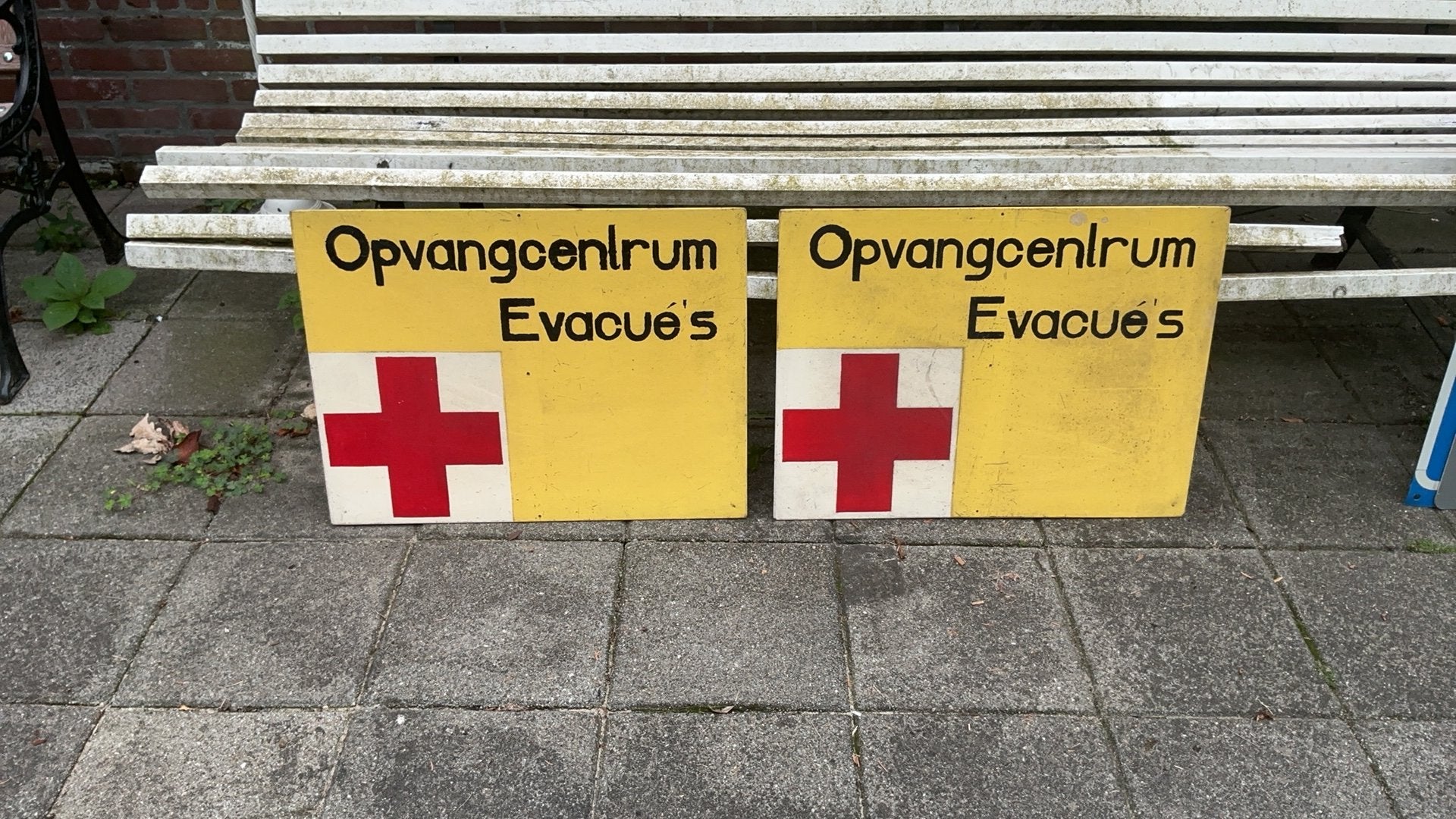 2 x bord opvangcentrum evacue’s - Nederlandse Rode Kruis, Verzamelen, Ophalen of Verzenden, Zo goed als nieuw
