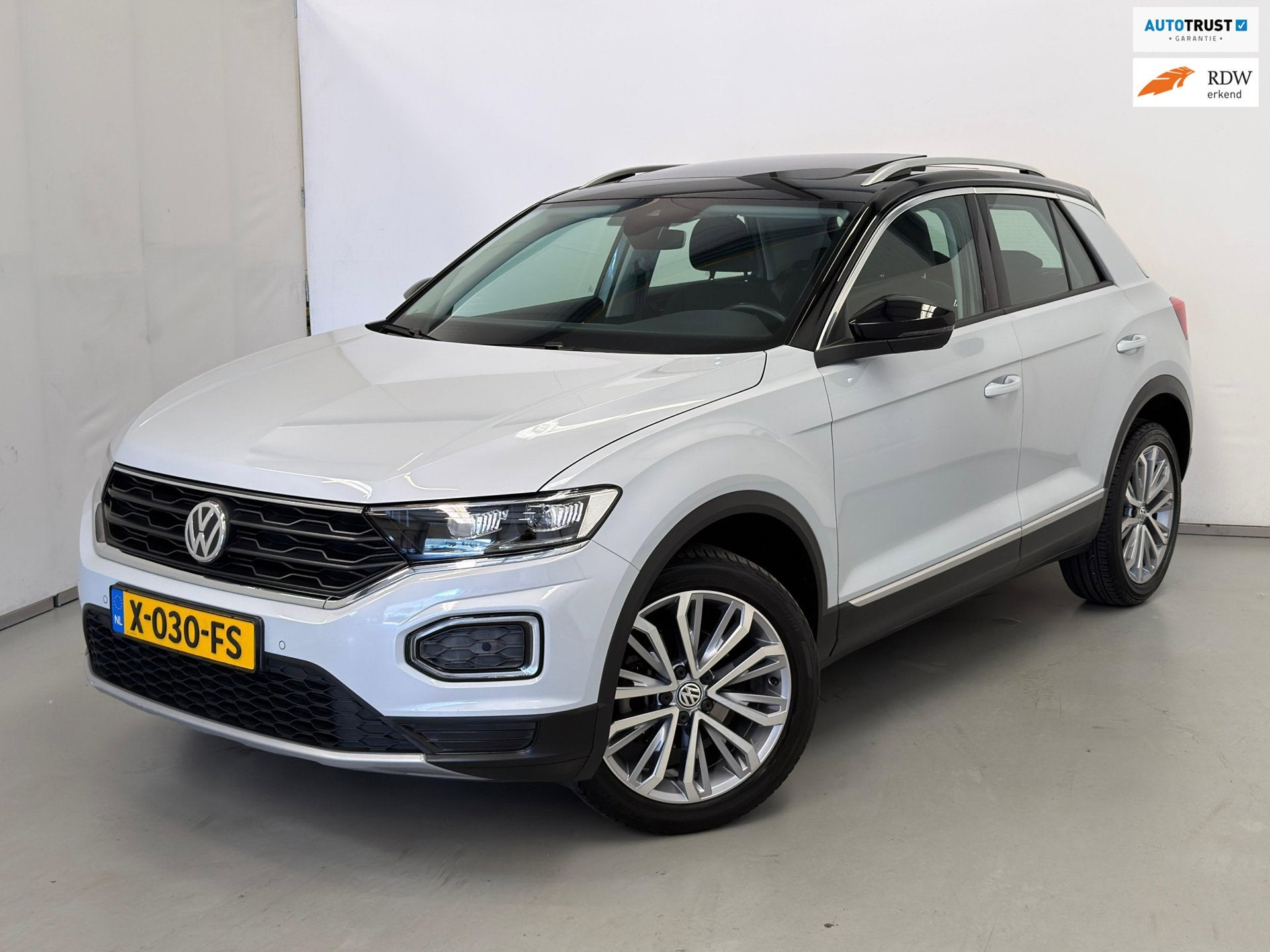 Volkswagen T-Roc 1.5 TSI Sport / Automaat / Stoelverwarming, Auto's, Volkswagen, Stof, 4 cilinders, 150 pk, Wit