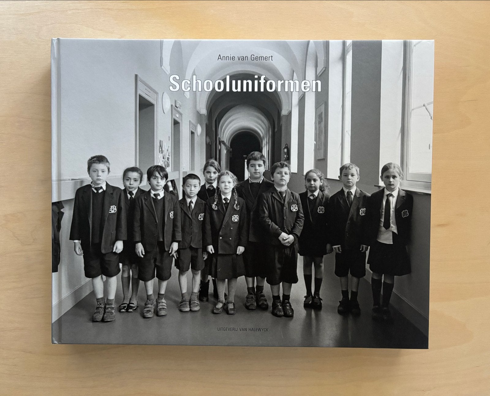 Schooluniformen - Annie van Gemert - Fotoboek, Ophalen of Verzenden, Zo goed als nieuw, Fotografie algemeen
