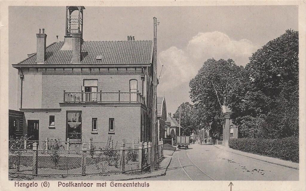 AZ770 Hengelo GLD Postkantoor en gemeentehuis ca. 1925, Verzamelen, Ansichtkaarten | Nederland, Verzenden, 1920 tot 1940, Ongelopen