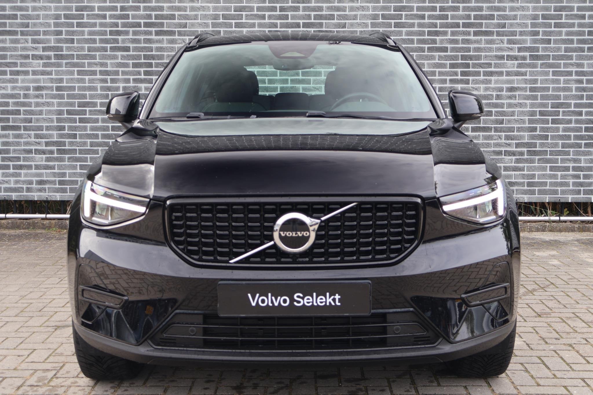 Volvo XC40 2.0 B4 Plus Dark | Trekhaak | Lichtmetalen Velgen, Gebruikt, Euro 6, 4 cilinders, Zwart