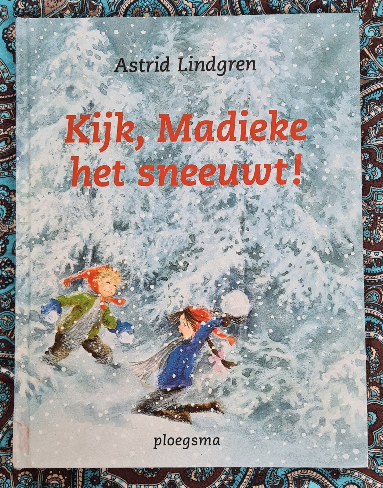 Kijk, Madieke het sneeuwt! - Astrid Lindgren, Ophalen of Verzenden, Zo goed als nieuw, Astrid Lindgren, Fictie algemeen