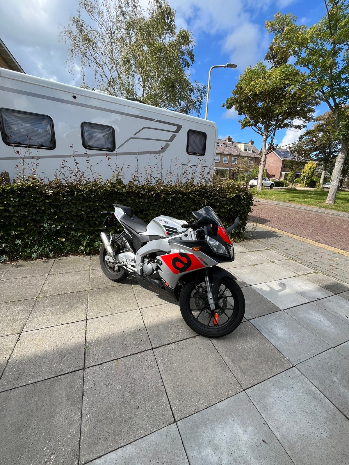 Aprilia RS50 bj2021 (schakelbrommer), Ophalen, Zo goed als nieuw, Benzine, Overige modellen