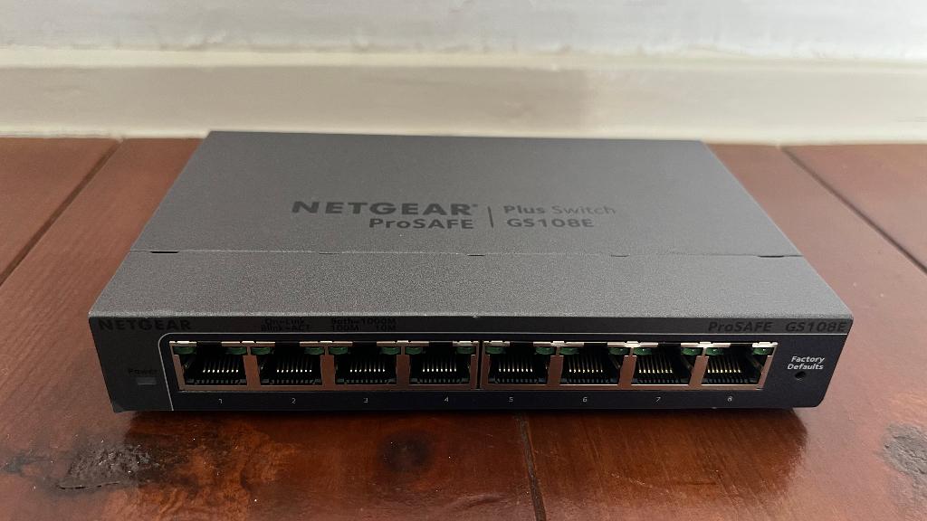Netgear ProSAFE Plus GS108E v3 – 8-poorts Gigabit Switch, Computers en Software, Netwerk switches, Ophalen of Verzenden, Gebruikt