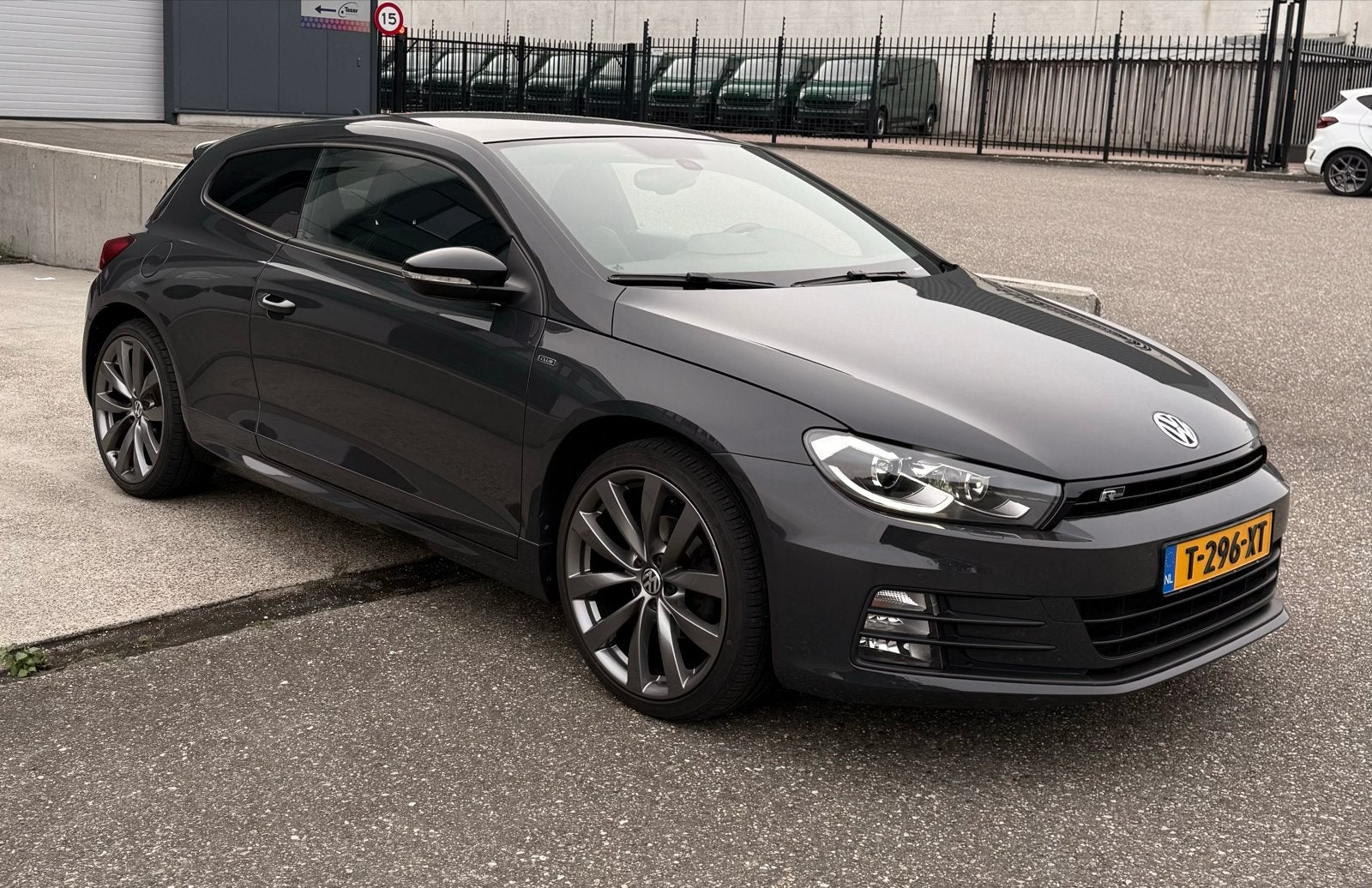 VW Scirocco 1.4 TSI R-line  2016 Urano Grey NIEUWSTAAT, Auto's, Volkswagen, Voorwielaandrijving, Euro 6, 4 cilinders, 4 stoelen