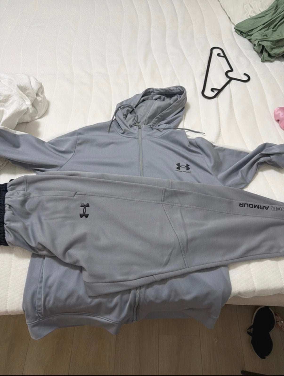 Under Armour Trainingspak - Vest XL, Broek L, Overige maten, Ophalen of Verzenden, Zo goed als nieuw, Grijs