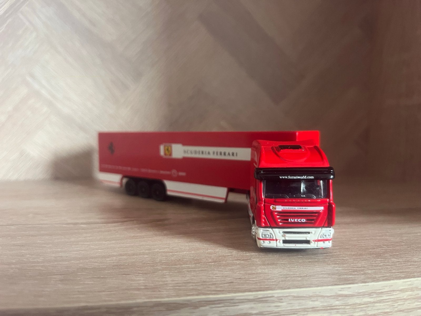 Iveco Ferrari Scuderria vrachtwagen model, Ophalen of Verzenden, Zo goed als nieuw, Bus of Vrachtwagen