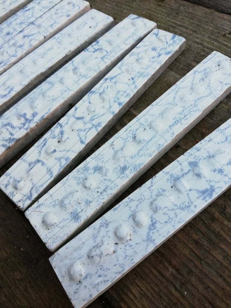 250 Antieke tegelrandjes wit donkerblauw adertje 15,2x2,6 cm, Antiek en Kunst, Antiek | Wandborden en Tegels, Ophalen