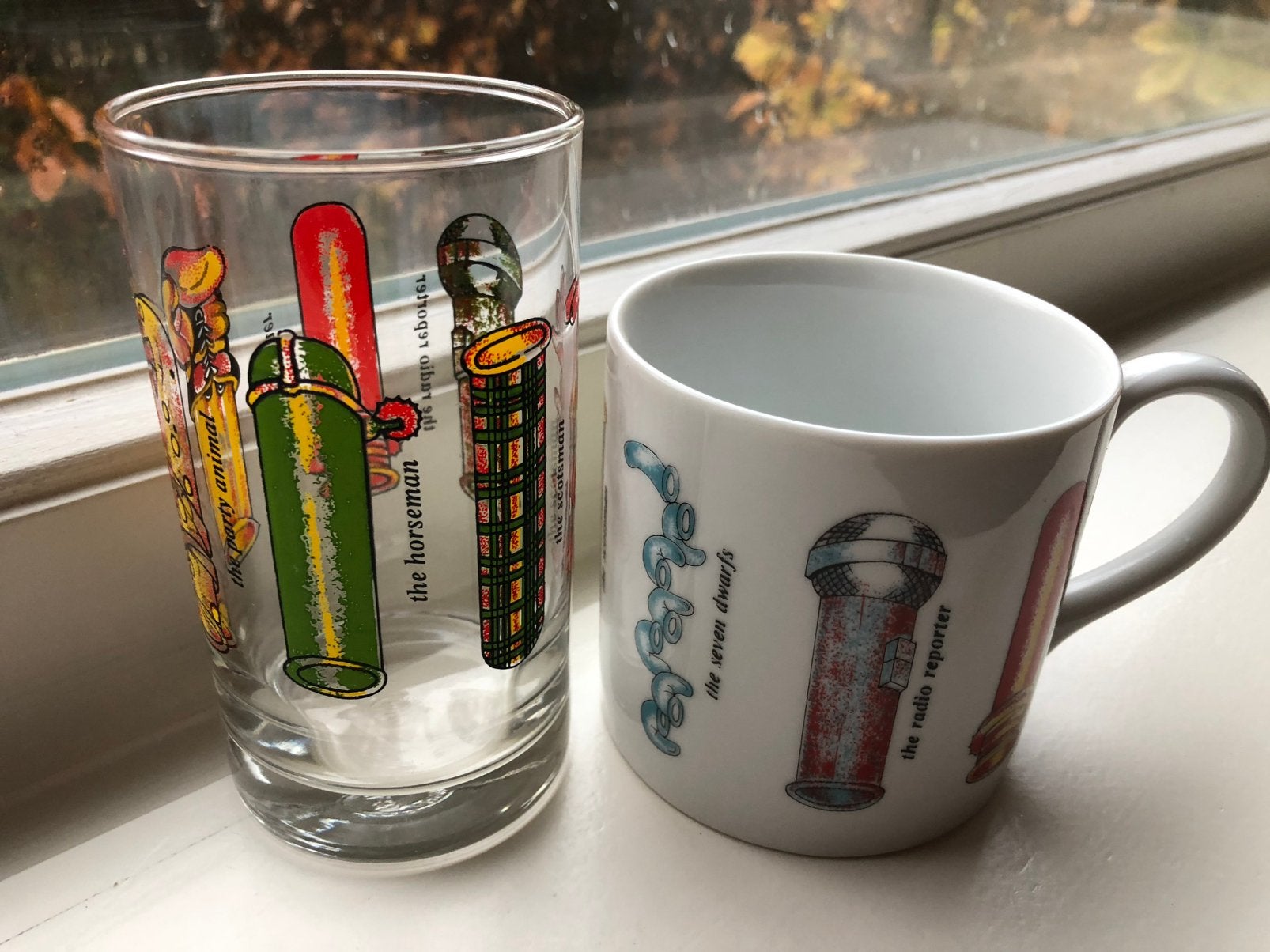 Set van mok en glas met afbeeldngen van condooms, Zo goed als nieuw, Overige stijlen, Aardewerk, Mok