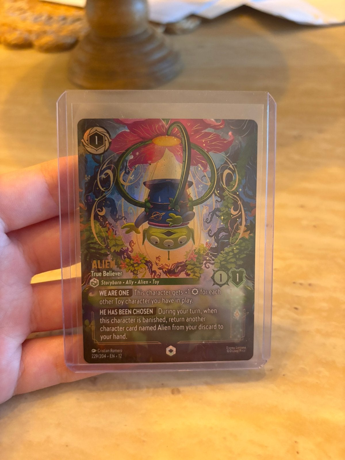 Disney lorcana wilds unknown Alien 229/204 Enchanted, Ophalen, Overige figuren, Nieuw, Plaatje of Poster