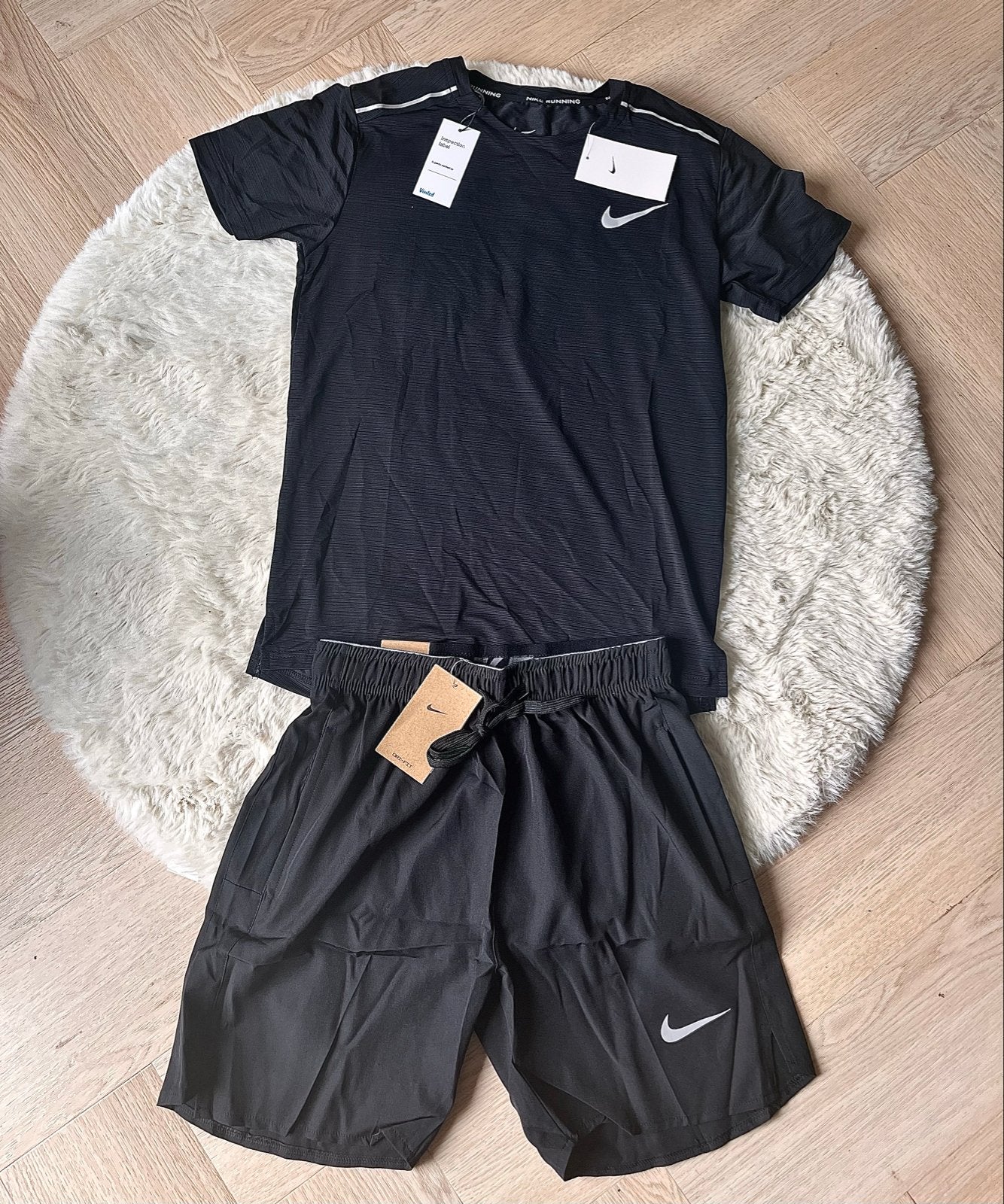 Nike Running Set: T-shirt en korte broek (M), Maat 48/50 (M), Zwart, Nieuw, Ophalen of Verzenden