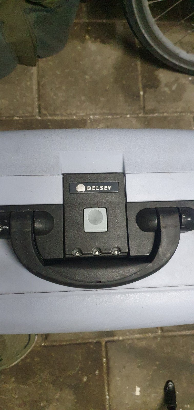 Delsey reiskoffer met slot, Gebruikt, Hard kunststof, 45 tot 55 cm, Ophalen