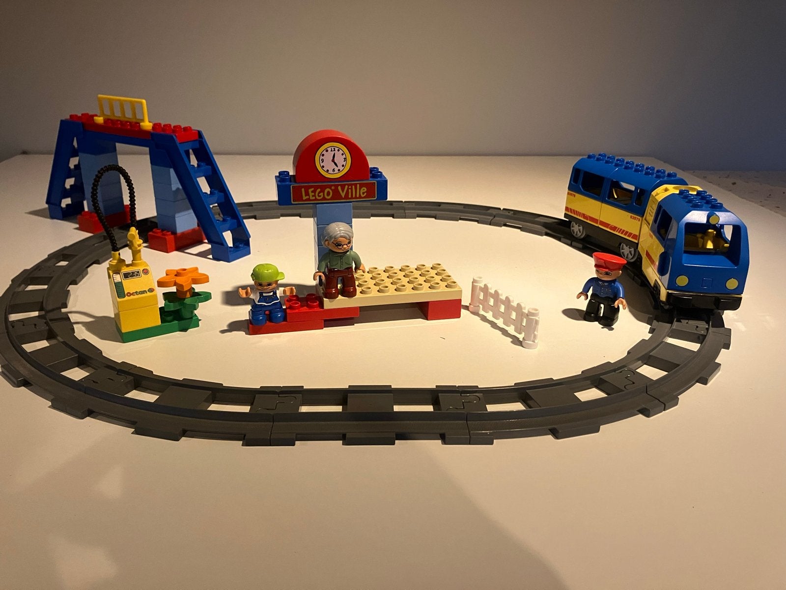 Lego Duplo 5608 Treinset met Station, Brug en Figuren, Kinderen en Baby's, Overige thema's, Lego, Ophalen of Verzenden, Zo goed als nieuw