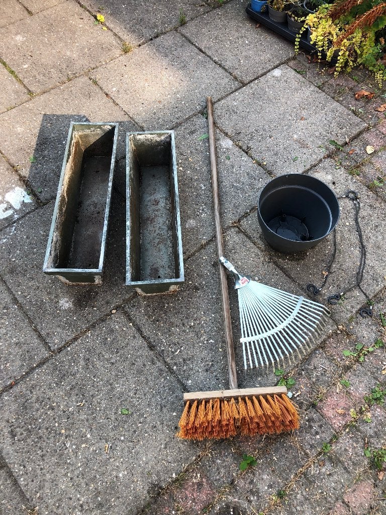 2 metalen plantenbakken, bezem, bladhark en hangpot elco, Ophalen, Overige materialen, Gebruikt, Minder dan 30 cm