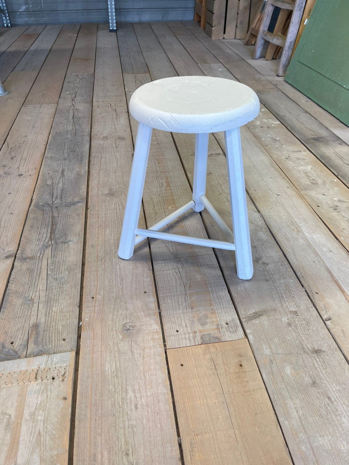 Oud wit houten krukje, Ophalen, Gebruikt, Hout