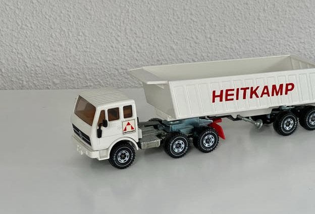 Siku 2919 Mercedes-Benz kiepwagen 'Heitkamp' - Nieuwstaat, Hobby en Vrije tijd, Modelauto's | 1:50, Ophalen of Verzenden, Nieuw