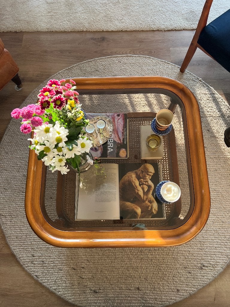 Vintage salontafel – hout, glas & riet – retro coffee table, Ophalen, Gebruikt, Mid century, 100 tot 150 cm