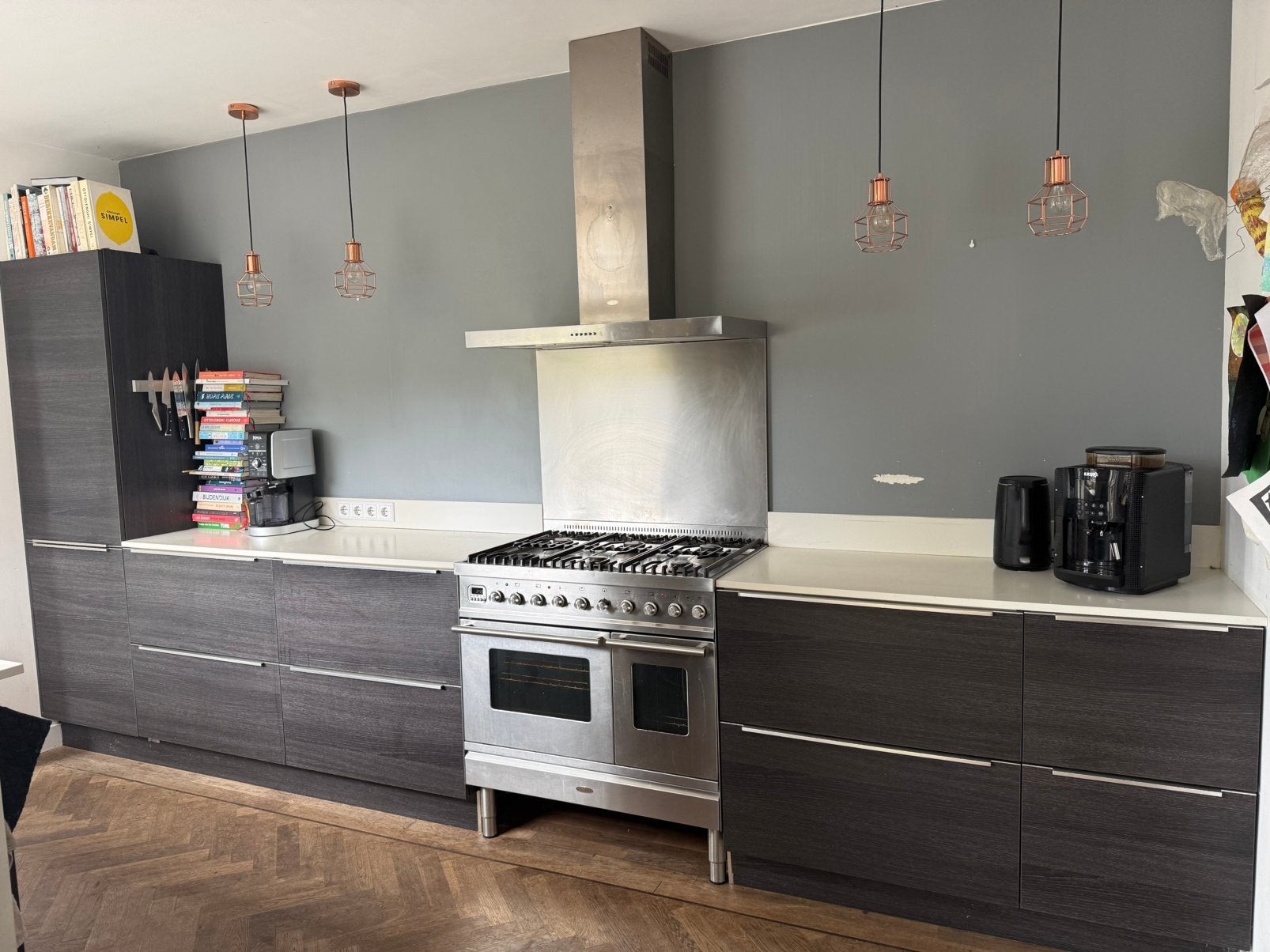 Moderne keuken met apparatuur en zwart houtfineer., Ophalen, Gebruikt, Zwart, Graniet of Steen
