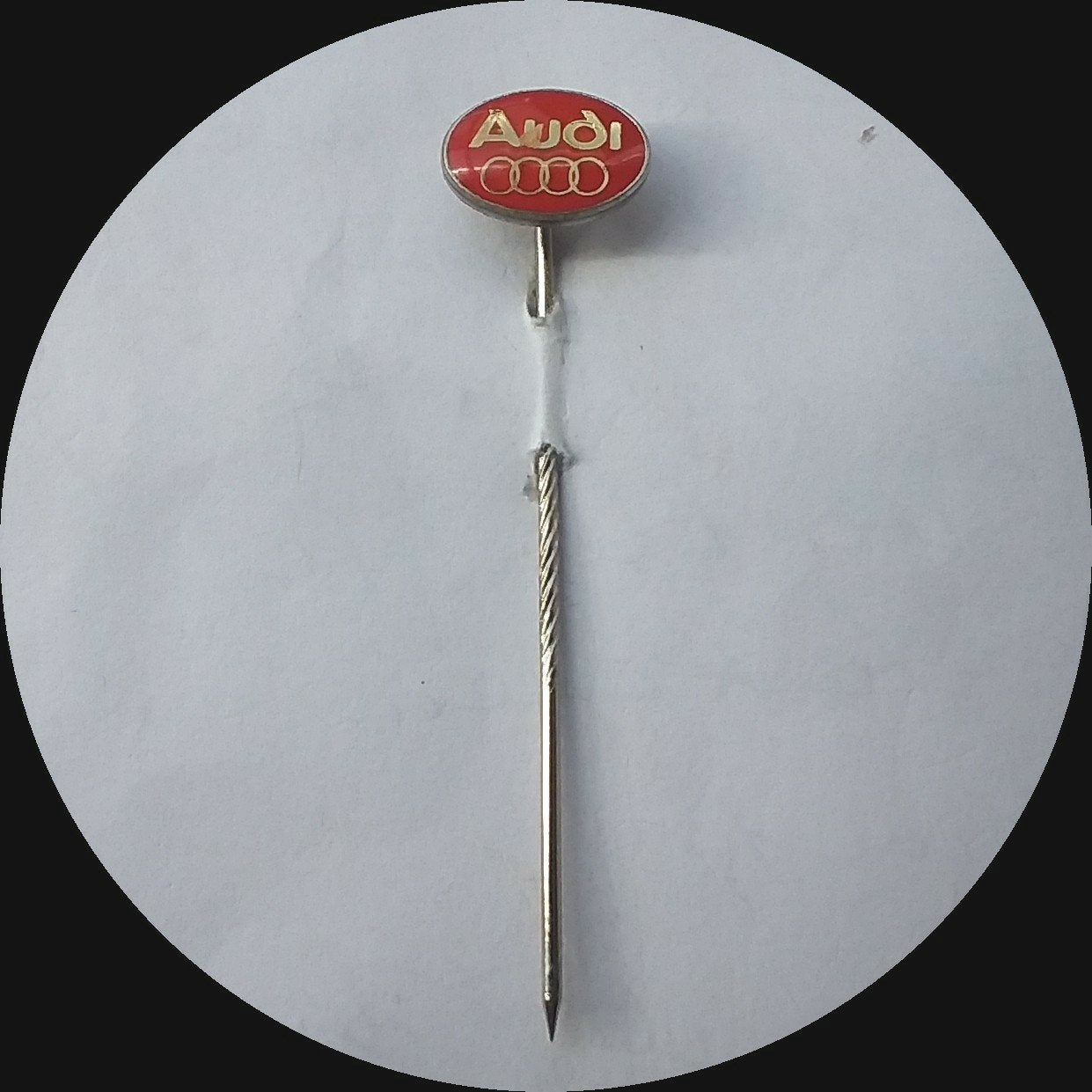 AUDI speldje, logo en letters, Verzamelen, Speldjes, Pins en Buttons, Ophalen of Verzenden, Zo goed als nieuw, Transport, Speldje of Pin