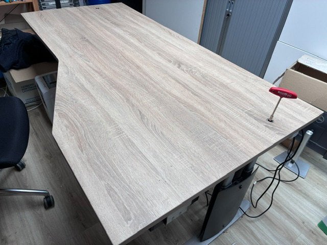 Een mooi, ruim, Bureau in hoogte verstelbaar met kabelgoten., Huis en Inrichting, Bureaus, Ophalen, Overige typen, Gebruikt, 180 cm