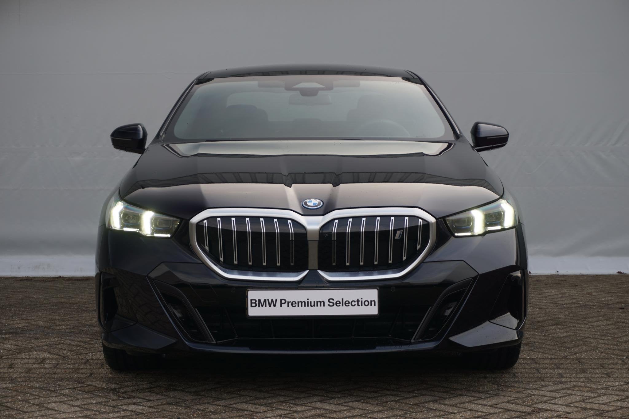 BMW i5 Sedan xDrive40 M Sportpakket 19'' / Panoramadak / Har, Stof, Zwart, 394 pk, Zwart