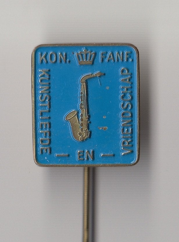 Saxofoon Harmonie Kunstliefde Vriendschap Leerdam speldje, Verzamelen, Speldjes, Pins en Buttons, Gebruikt, Niet vindbaar, Niet vindbaar