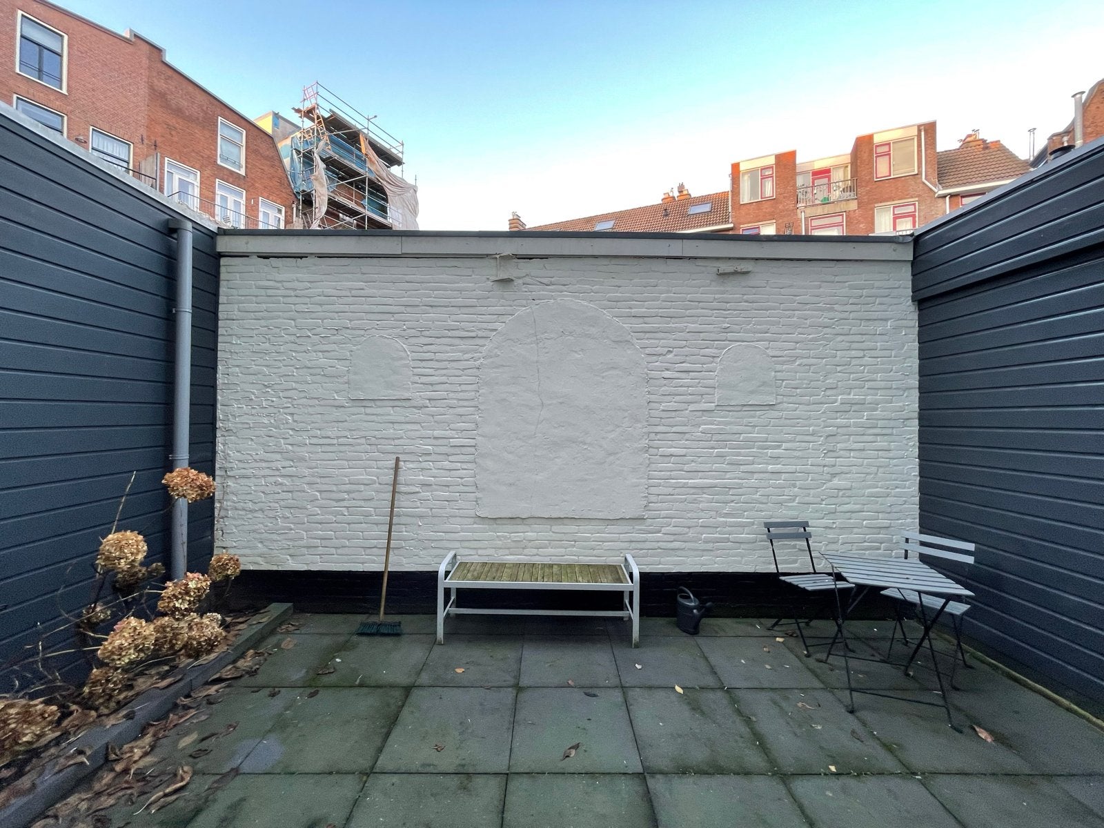 Gratis: 48 antraciet betontegels 60x60x4cm + 8 halve tegels, Ophalen, Gebruikt, 10 m² of meer, Beton