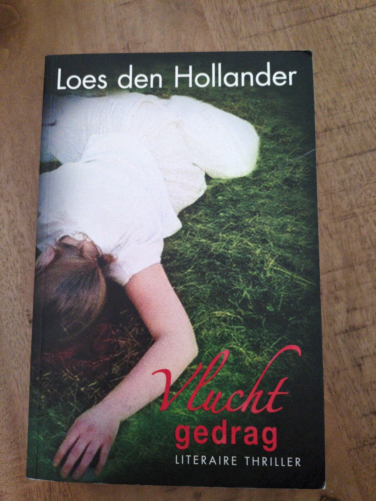 Vluchtgedrag - Loes den Hollander (Literaire thriller), Ophalen of Verzenden, Zo goed als nieuw, Loes den Hollander, Nederland