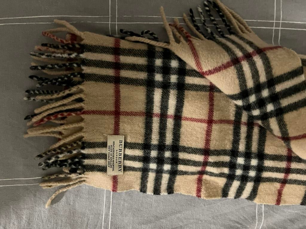 Burberry Sjaal - Zgan, Kleding | Dames, Mutsen, Sjaals en Handschoenen, Ophalen of Verzenden, Zo goed als nieuw, Maat 46/48 (XL) of groter