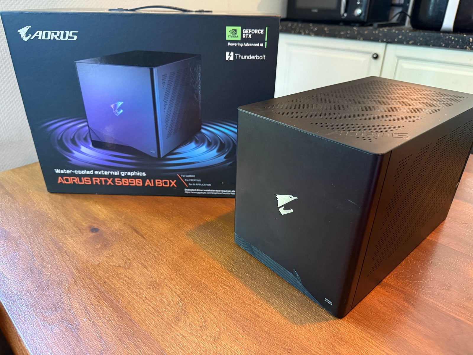 AORUS RTX 5090 AI BOX - Externe GPU voor AI en Gaming, Computers en Software, Videokaarten, Ophalen, HDMI, GDDR6, Zo goed als nieuw